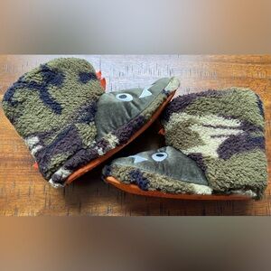 •NEW•Totes Cozy Camo Dino Machine Washable Bootie Slippers- 13/1